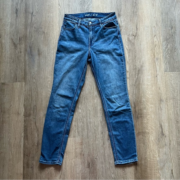 Old Navy High Rise WOW Straight Jean - Size 4 - Picture 1 of 3